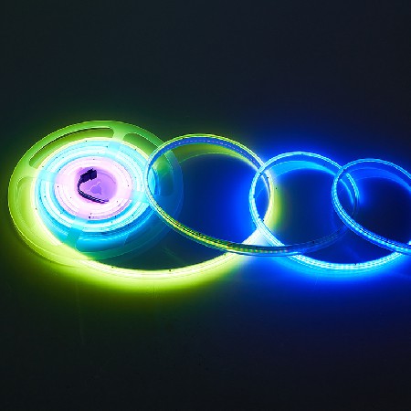 工厂批发COB幻彩灯带24v低压自粘全彩流水跑马追光音乐声控灯带