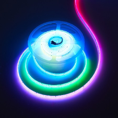 工厂批发COB幻彩灯带24v低压自粘全彩流水跑马追光音乐声控灯带